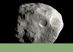 Foto mit Link zur Bildergalerie: Teilansicht des unregelmäßig geformten Saturnmondes Epimetheus, der wegen seiner geringen Größe keine Kugelform ausbilden konnte