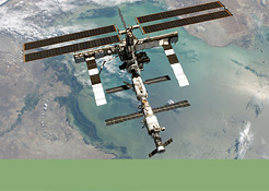 Foto mit Link zur Bildergalerie: Internationale Raumstation (ISS), aufgenommen im Mai 2006