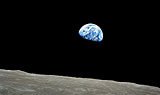 Kleines Foto zeigt "Halberde" über dem Mondhorizont, aufgenommen während der Apollo 8-Mission im Dezember 1968