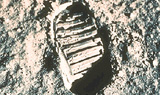 Kleines Foto zeigt den ersten Fußabdruck Neil Armstrongs auf der Mondoberfläche, aufgenommen während der Apollo 11-Mission am 20. Juli 1969