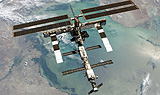 Kleines Foto zeigt die Internationale Raumstatio (ISS), aufgenommen im Mai 2006