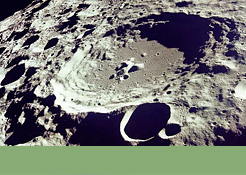 Foto mit Link zur Bildergalerie: Krater 308 auf der Rückseite des Mondes, aufgenommen während der Apollo 11-Mission im Juli 1969