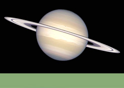 Foto mit Link zur Bildergalerie: Gesamtansicht des Ringplaneten Saturn mit Blick auf die Ringstruktur schräg von unten